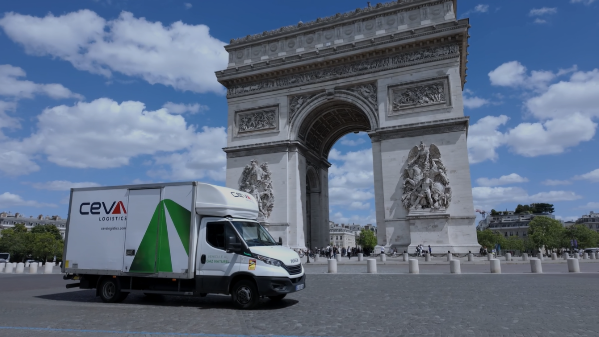 ceva-green-trucks-arc-de-triomphe